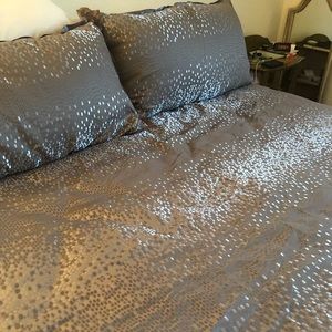 Jennifer Lopez duvet cover and 2 shams.